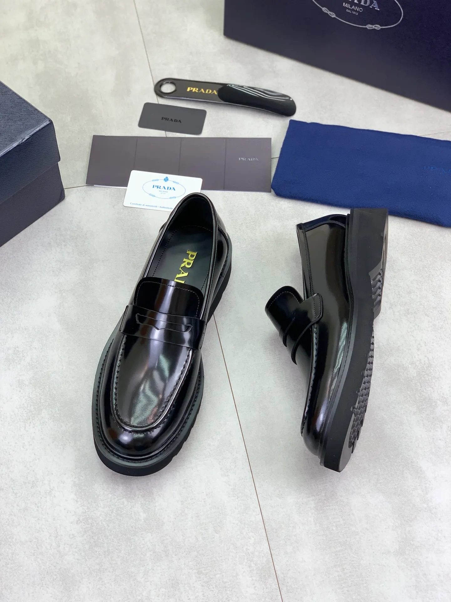 Factory price P880💰Original quality, top version🔱 ＰＲＡＤＡPrada. Men’s business casual leather shoes, top quality products. 1:1 shipment⬆️Luxurious and noble👞All imported original color-brushed edge beads, just to create a more comfortable wearing experience. Upper: Original comfortable open-edge bead rubbed color calfskin➕Top imported water-dyed full cow lining, original high-end lightweight and comfortable TPU foam combination bottom✔️Code number: 39-44 (38 45) 46 47 can be customized)